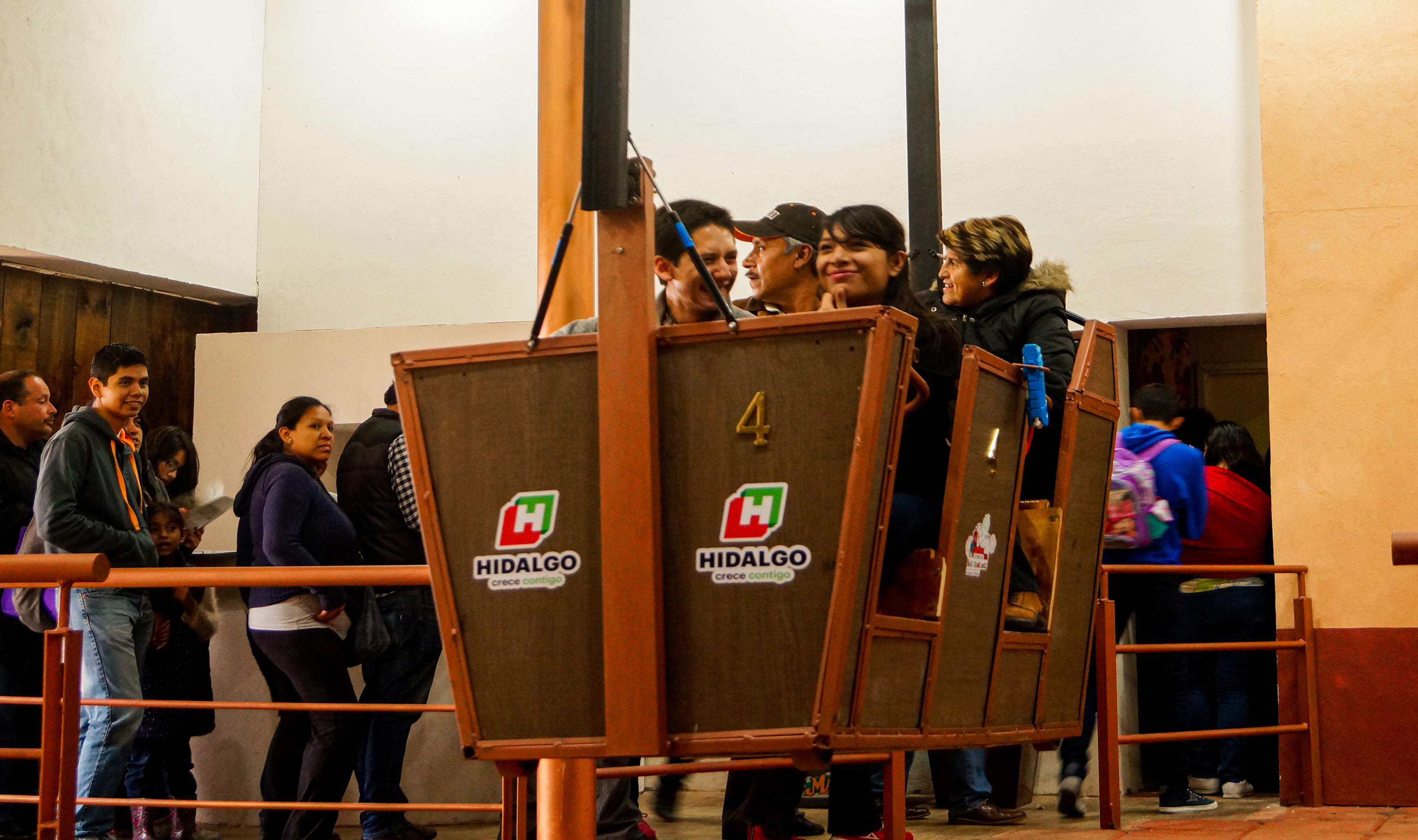 GONDOLA FLOTANTE EN PABELLONES INTERACTIVOS